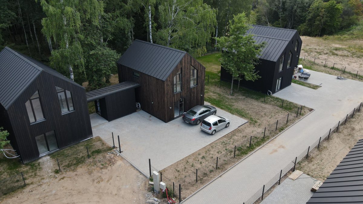 HouseModul moduliniai namai, pastatyti ant pamatų gyvenamajame kvartale