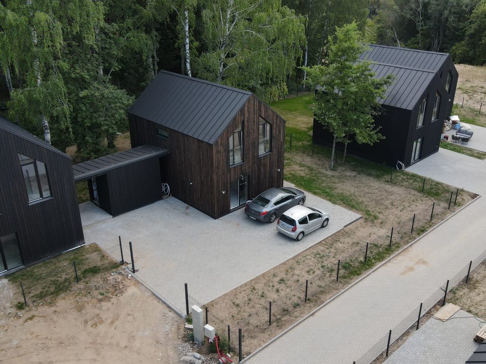 HouseModul moduliniai namai, pastatyti ant pamatų gyvenamajame kvartale