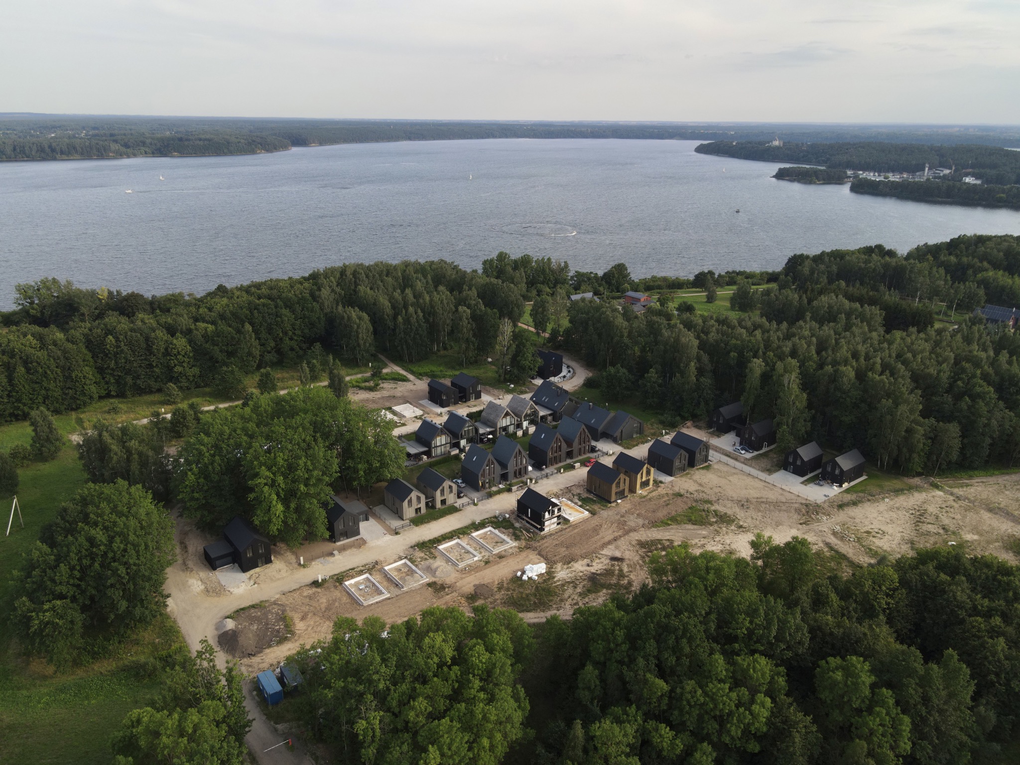 Modulinių namų kvartalas prie vandens iš paukščio skrydžio – HouseModul